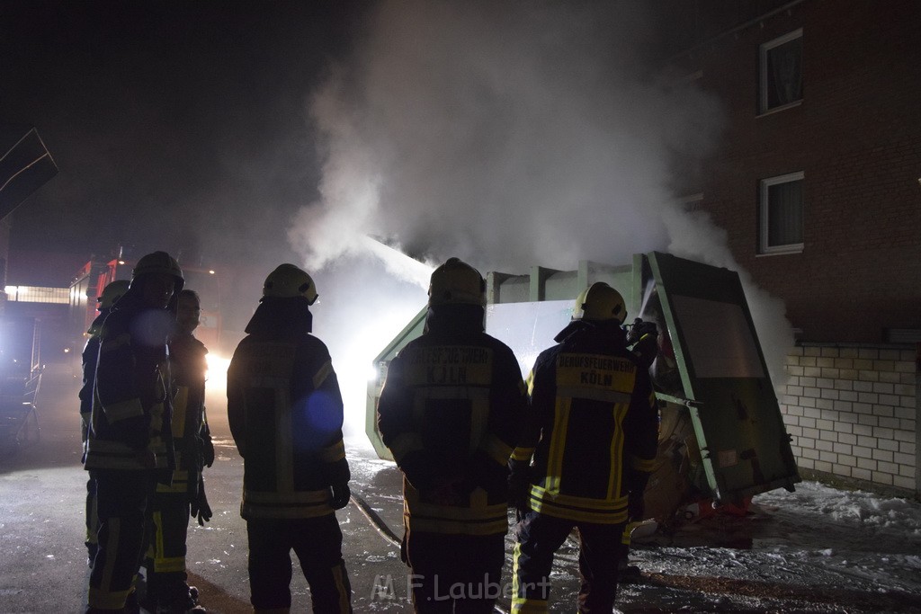 Feuer Papp Presscontainer Koeln Hoehenberg Bochumerstr P220.JPG - Miklos Laubert